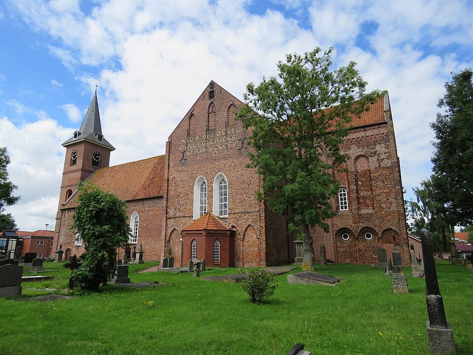 Umzug von Bunde nach Zypern per Container: Sankt Martinskirche zuidzijde in Bunde – Foto: Aikep, CC BY-SA 4.0, via Wikimedia Commons Umzug von Bunde nach Zypern per Container: Sankt Martinskirche zuidzijde in Bunde