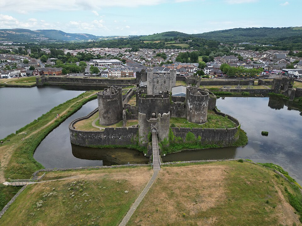 Umzug von Burg nach Zypern per Container: Castell Caerffili o'r awyr, aerial (drone) view of Caerphilly Castle in Burg