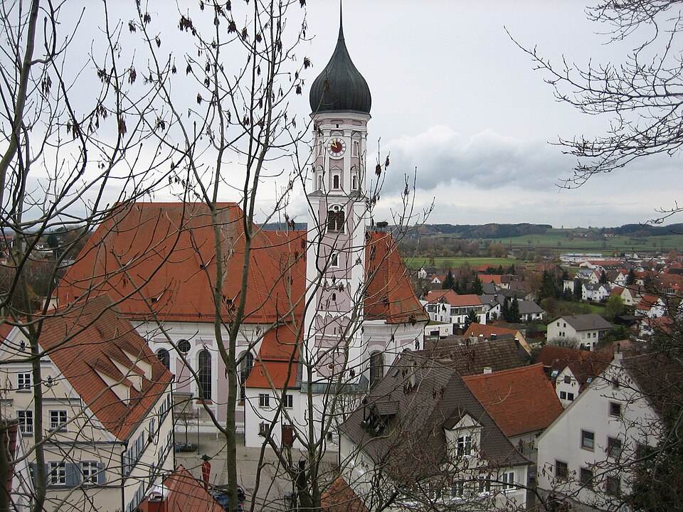 Umzug von Burgau nach Zypern per Container: Burgau Blick auf Stadtpfarrkirche – Foto: Alois Wüst, CC BY-SA 3.0, via Wikimedia Commons Umzug von Burgau nach Zypern per Container: Burgau Blick auf Stadtpfarrkirche