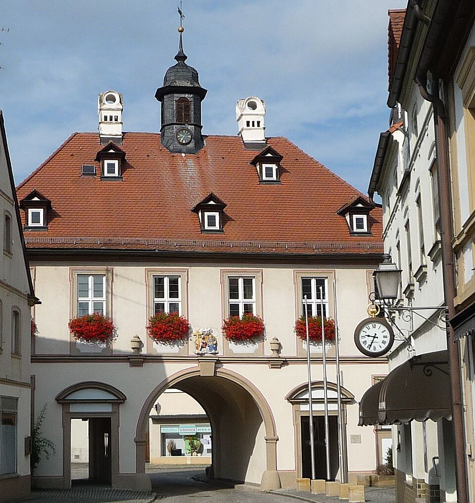 Umzug von Burgebrach nach Zypern per Container: Von einst drei Toren ist nur das Obere Tor aus dem Jahr erhalten, es ist heut – Foto: Immanuel Giel, CC BY 3.0, via Wikimedia Commons Umzug von Burgebrach nach Zypern per Container: Von einst drei Toren ist nur das Obere Tor aus dem Jahr erhalten, es ist heut