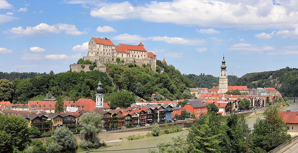 Umzug von Burghausen nach Zypern per Palette: Stadtansicht Burghausen – Foto: C.Stadler/Bwag, CC BY-SA 4.0, via Wikimedia Commons Umzug von Burghausen nach Zypern per Palette: Stadtansicht Burghausen