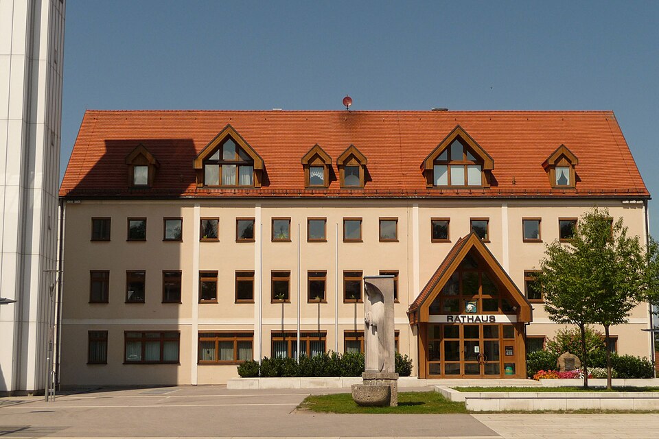 Umzug von Burgkirchen an der Alz nach Zypern per Container: Rathaus Burgkirchen in Burgkirchen an der Alz