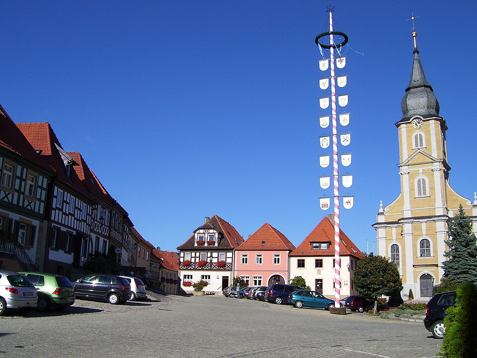 Umzug von Burgkunstadt nach Zypern per Palette: Burgkunstadt pole – Foto: Norse, CC BY-SA 3.0, via Wikimedia Commons Umzug von Burgkunstadt nach Zypern per Palette: Burgkunstadt pole