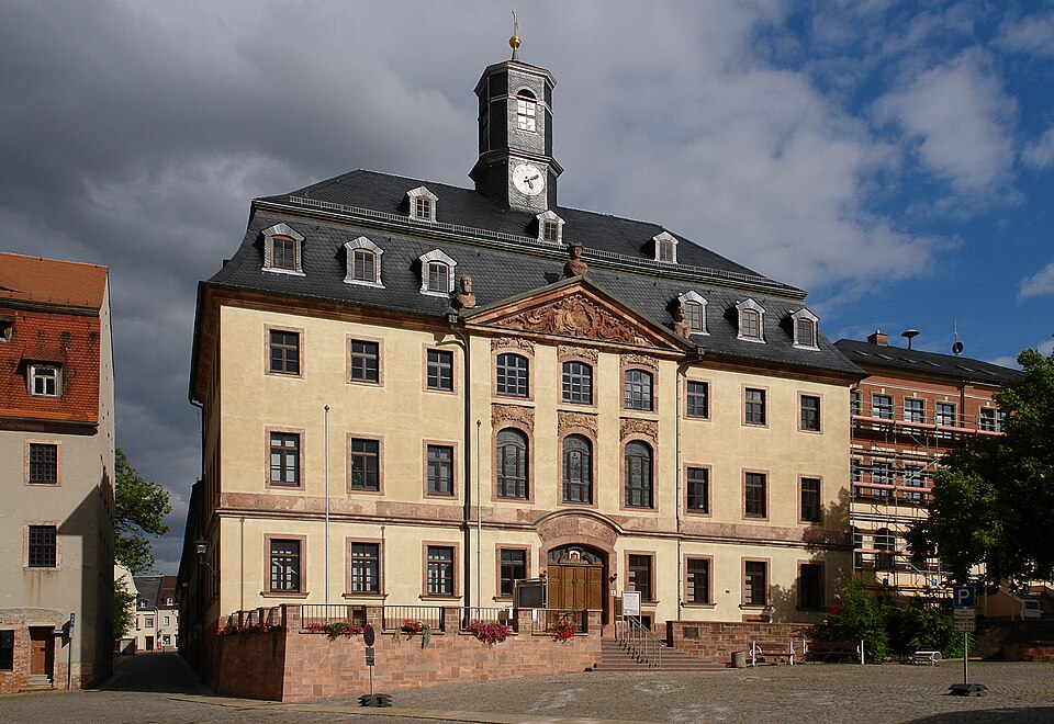 Umzug von Burgstädt nach Zypern per Container: Burgstaedt Rathaus in Burgstädt – Foto: User:Kolossos, CC BY-SA 3.0, via Wikimedia Commons Umzug von Burgstädt nach Zypern per Container: Burgstaedt Rathaus in Burgstädt