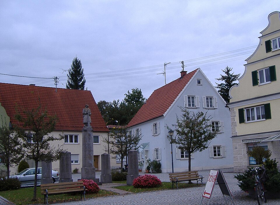 Umzug von Buttenwiesen nach Zypern per Container: Marktplatz Buttenwiesen – Foto: Manfi.B., CC BY-SA 3.0, via Wikimedia Commons Umzug von Buttenwiesen nach Zypern per Container: Marktplatz Buttenwiesen