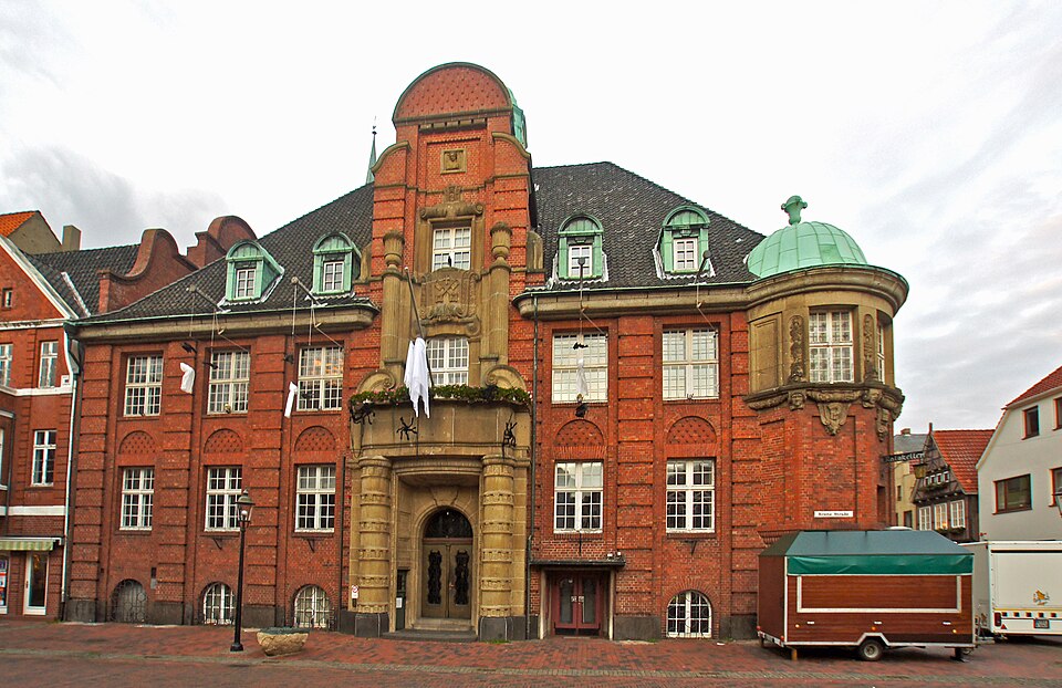 Umzug von Buxtehude nach Zypern per Container: Stadhuus, Buxthu in Buxtehude – Foto: flamenc, CC BY-SA 3.0, via Wikimedia Commons Umzug von Buxtehude nach Zypern per Container: Stadhuus, Buxthu in Buxtehude