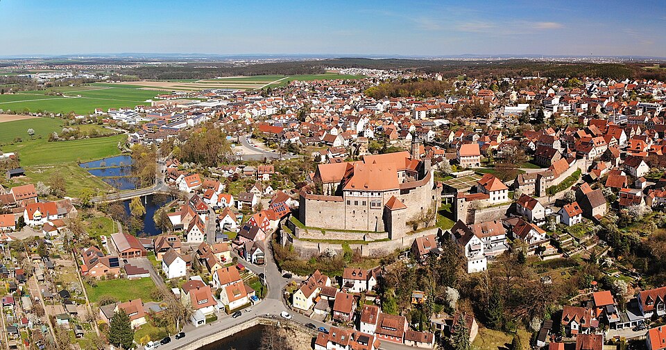 Umzug von Cadolzburg nach Zypern per Container: Cadolzburg Ortskern Panorama – Foto: HaSe, CC BY-SA 4.0, via Wikimedia Commons Umzug von Cadolzburg nach Zypern per Container: Cadolzburg Ortskern Panorama