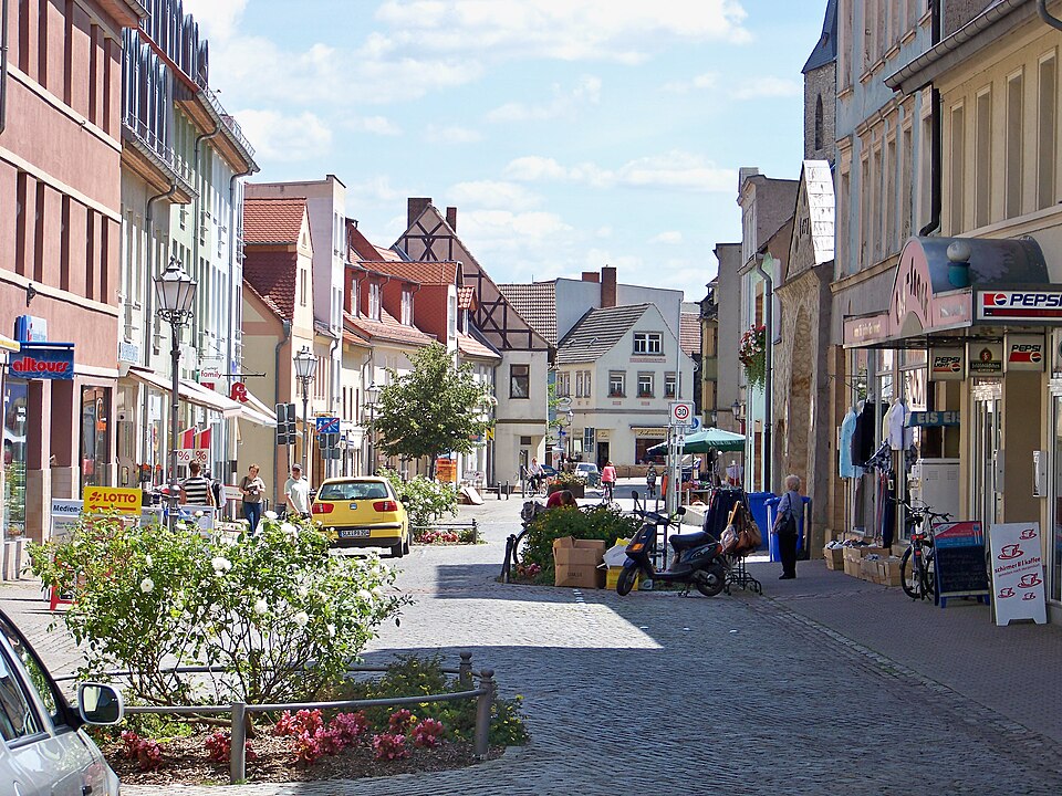 Umzug von Calbe nach Zypern per Container: Calbe Grabenstraße – Foto: Joeb07, CC BY 3.0, via Wikimedia Commons Umzug von Calbe nach Zypern per Container: Calbe Grabenstraße