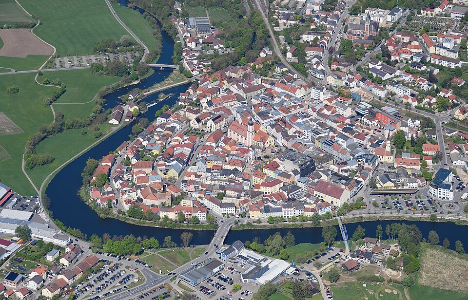 Umzug von Cham nach Zypern per Container: Aerial image of Cham (view from the southeast) – Foto: Carsten Steger, CC BY-SA 4.0, via Wikimedia Commons Umzug von Cham nach Zypern per Container: Aerial image of Cham (view from the southeast)