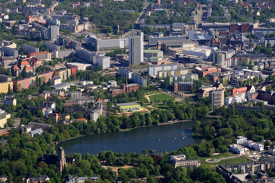 Umzug von Chemnitz nach Zypern per Container: Schloßkirche am Schloßteich in Chemnitz – Foto: Kora27, CC BY-SA 3.0, via Wikimedia Commons Umzug von Chemnitz nach Zypern per Container: Schloßkirche am Schloßteich in Chemnitz