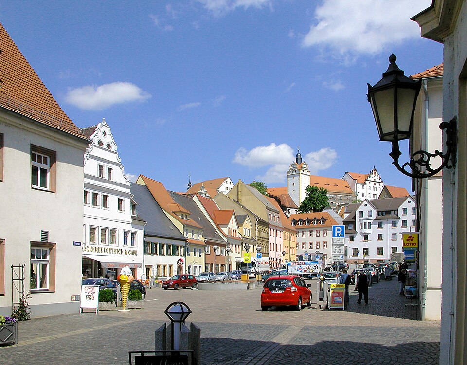 Umzug von Colditz nach Zypern per Container: Colditz Untermarkt Markt Schloß – Foto: Jörg Blobelt, CC BY-SA 4.0, via Wikimedia Commons Umzug von Colditz nach Zypern per Container: Colditz Untermarkt Markt Schloß