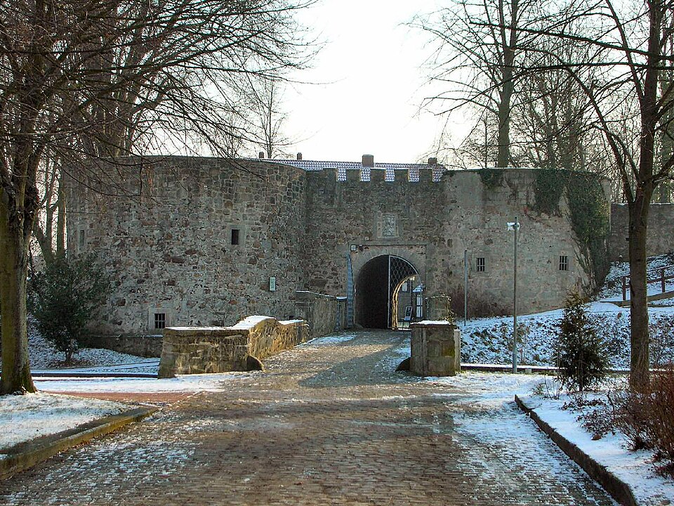 Umzug von Coppenbrügge nach Zypern per Container: Coppenbruegge Burg in Coppenbrügge – Foto: Perry210174, Public domain, via Wikimedia Commons Umzug von Coppenbrügge nach Zypern per Container: Coppenbruegge Burg in Coppenbrügge