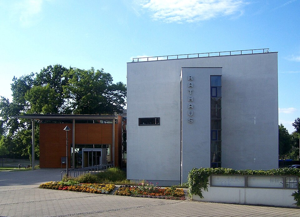 Umzug von Coswig nach Zypern per Container: Coswig Rathaus