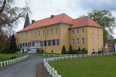 Umzug von Cremlingen nach Zypern per Container: Destedt Schloss in Cremlingen – Foto: Juergen Bode at German Wikipedia, CC BY-SA 3.0, via Wikimedia Commons Umzug von Cremlingen nach Zypern per Container: Destedt Schloss in Cremlingen