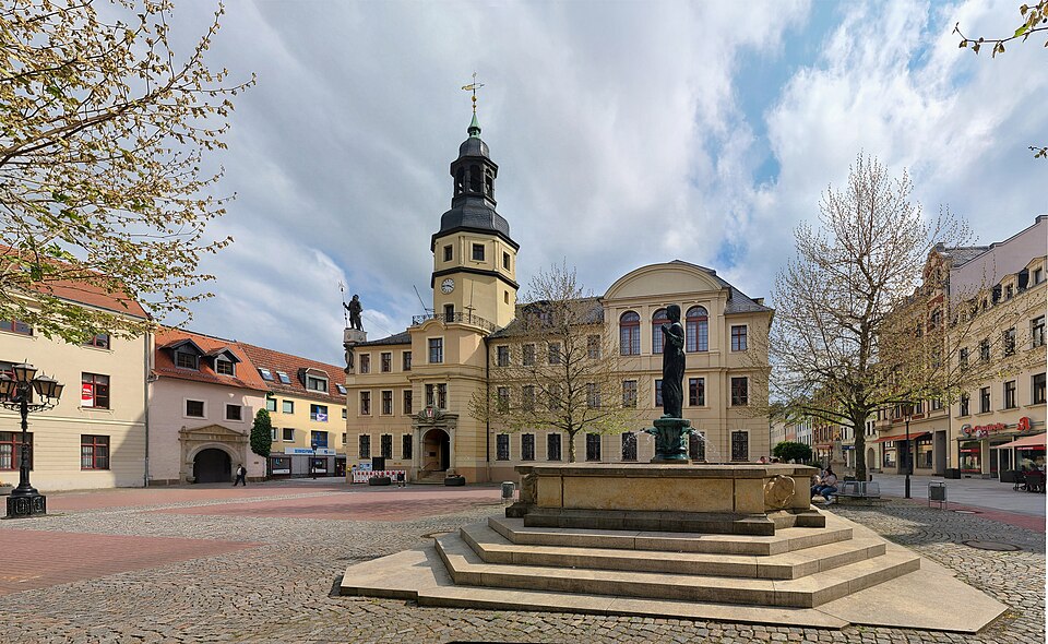 Umzug von Crimmitschau nach Zypern per Container: Rathaus Crimmitschau mit Brunnen – Foto: Je-str, CC BY-SA 4.0, via Wikimedia Commons Umzug von Crimmitschau nach Zypern per Container: Rathaus Crimmitschau mit Brunnen