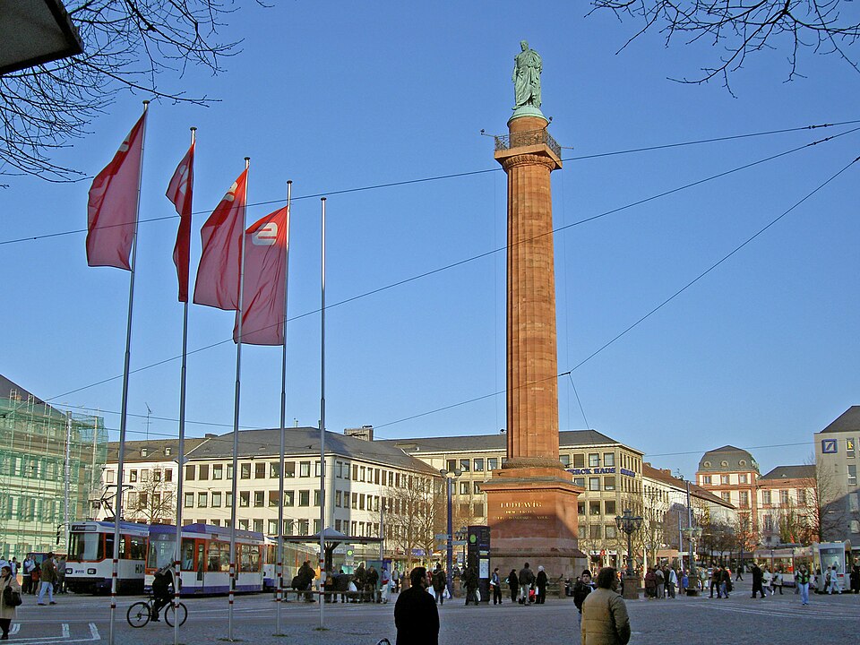 Umzug von Darmstadt nach Zypern per Container: Luisenplatz, Darmstadt – Foto: Heidas, CC BY-SA 3.0, via Wikimedia Commons Umzug von Darmstadt nach Zypern per Container: Luisenplatz, Darmstadt