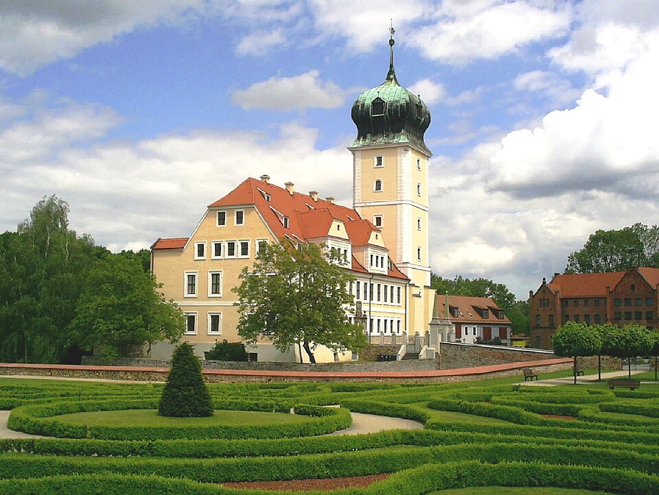 Umzug von Delitzsch nach Zypern per Container: Barockpark und Barockschloss Delitzsch – Foto: Stadtverwaltung Delitzsch, CC BY-SA 3.0, via Wikimedia Commons Umzug von Delitzsch nach Zypern per Container: Barockpark und Barockschloss Delitzsch