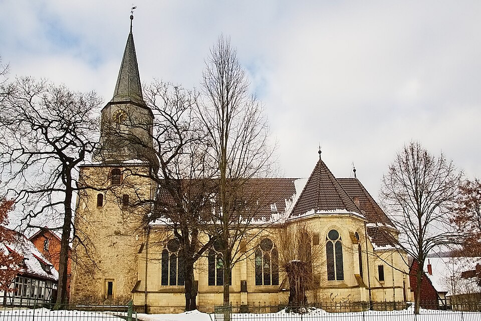 Umzug von Delligsen nach Zypern per Container: St. Georgs-Kirche in Delligsen IMG – Foto: losch, CC BY-SA 3.0, via Wikimedia Commons Umzug von Delligsen nach Zypern per Container: St. Georgs-Kirche in Delligsen IMG
