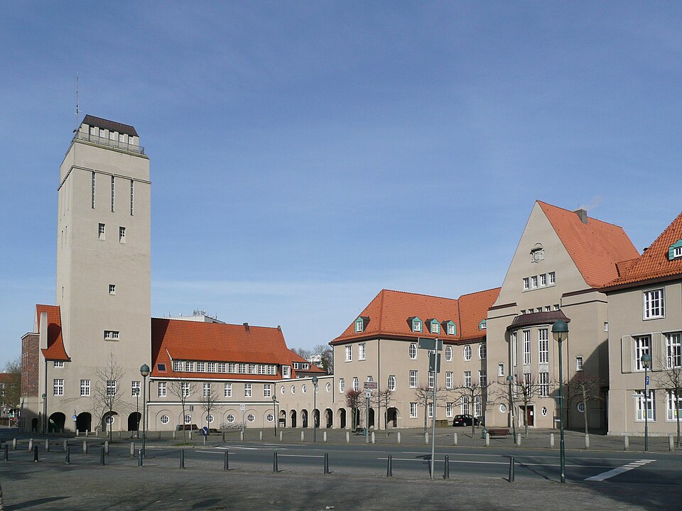 Umzug von Delmenhorst nach Zypern per Container: Delmenhorst Rathaus – Foto: Charlie1965nrw at German Wikipedia\n\n(Original text: Charlie1965nrw (Karl-Heinz Meurer)), Public domain, via Wikimedia Com Umzug von Delmenhorst nach Zypern per Container: Delmenhorst Rathaus