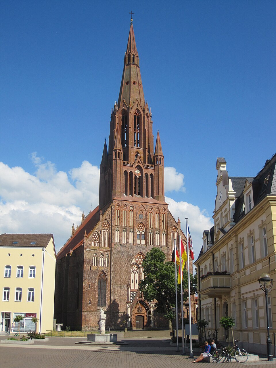 Umzug von Demmin nach Zypern per Container: St. Bartholomaei Demmin Juni – Foto: HFrankDM, CC BY 3.0, via Wikimedia Commons Umzug von Demmin nach Zypern per Container: St. Bartholomaei Demmin Juni