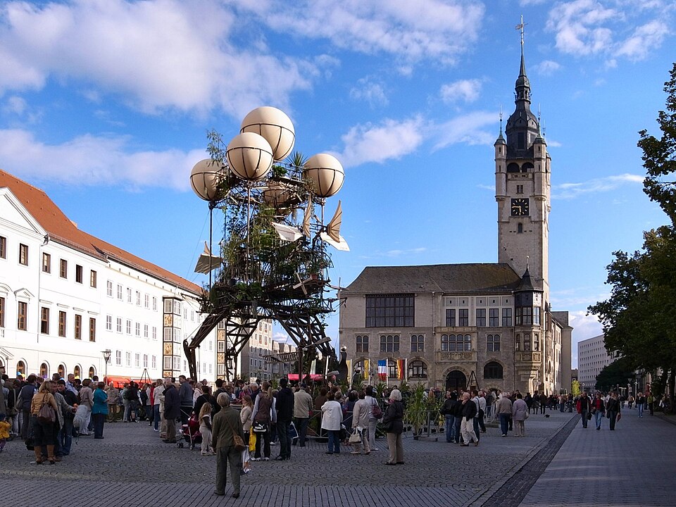Umzug von Dessau-Roßlau nach Zypern per Container: Dessau,Farbfest Grün,Landung der Aeroflorale II auf dem Marktplatz in – Foto: M_H.DE, CC BY-SA 3.0, via Wikimedia Commons Umzug von Dessau-Roßlau nach Zypern per Container: Dessau,Farbfest Grün,Landung der Aeroflorale II auf dem Marktplatz in
