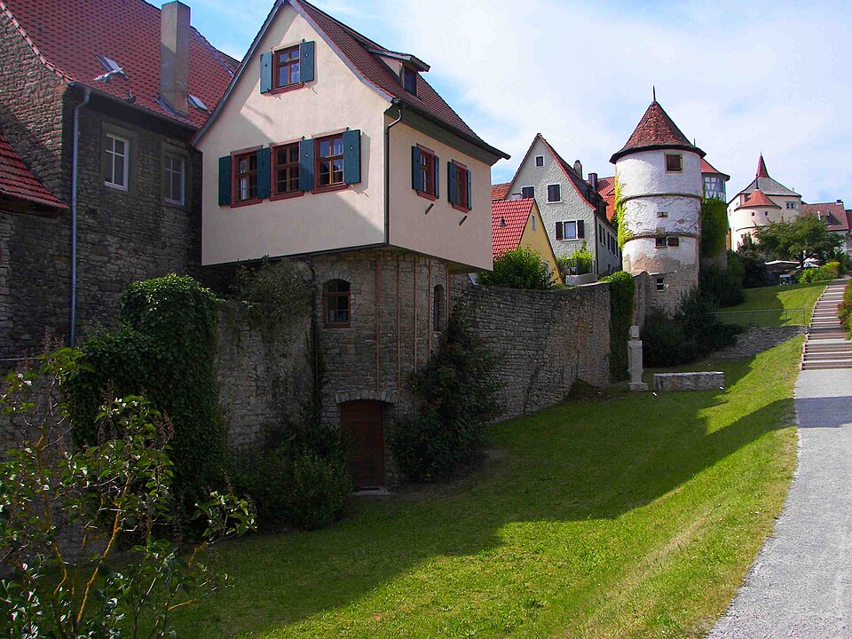 Umzug von Dettelbach nach Zypern per Container: Dettelbach Stadtmauer – Foto: Benreis, CC BY-SA 3.0, via Wikimedia Commons Umzug von Dettelbach nach Zypern per Container: Dettelbach Stadtmauer