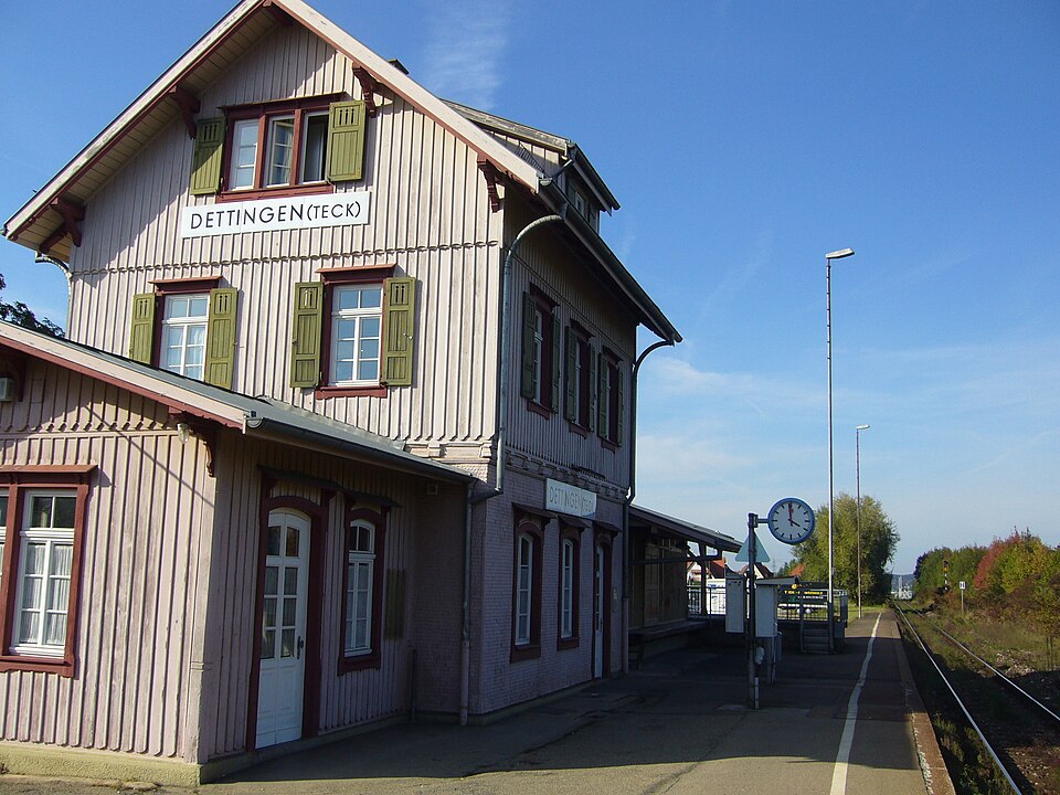 Umzug von Dettingen unter Teck nach Zypern per Palette: Dettingen Teck Bahnhof in Dettingen unter Teck