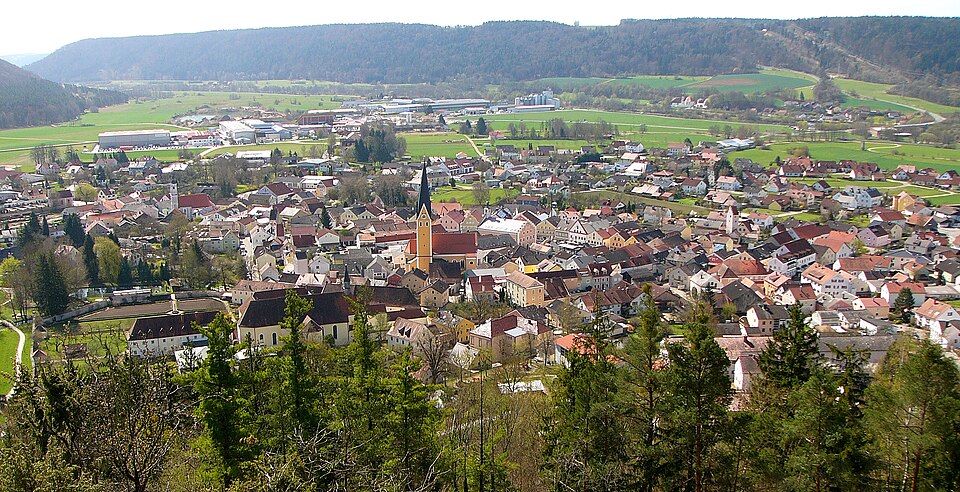 Umzug von Dietfurt nach Zypern per Container: Dietfurt a. d. Altmühl, Gesamtanblick – Foto: Gliwi, CC BY-SA 3.0, via Wikimedia Commons Umzug von Dietfurt nach Zypern per Container: Dietfurt a. d. Altmühl, Gesamtanblick