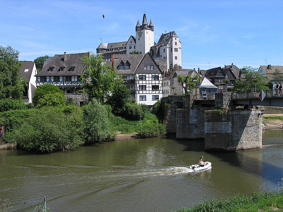 Umzug von Diez nach Zypern per Container: Diez Lahn – Foto: Wikimedia-Autor, CC BY-SA 3.0, via Wikimedia Commons Umzug von Diez nach Zypern per Container: Diez Lahn