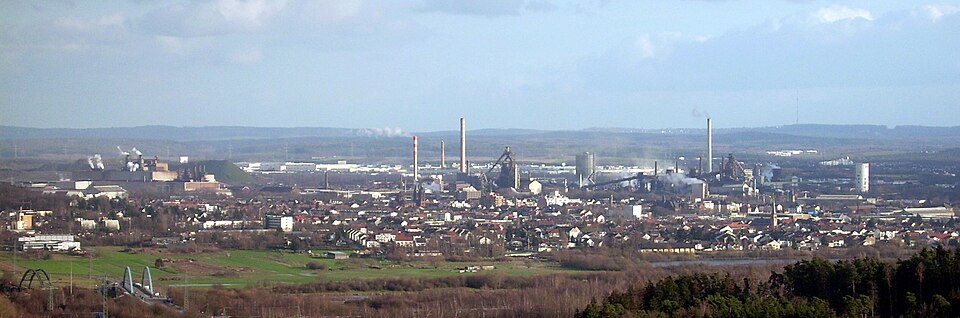 Umzug von Dillingen/Saar nach Zypern per Container: DillingenSaar von Siersburg in Dillingen/Saar – Foto: Lokilech, CC BY-SA 3.0, via Wikimedia Commons Umzug von Dillingen/Saar nach Zypern per Container: DillingenSaar von Siersburg in Dillingen/Saar