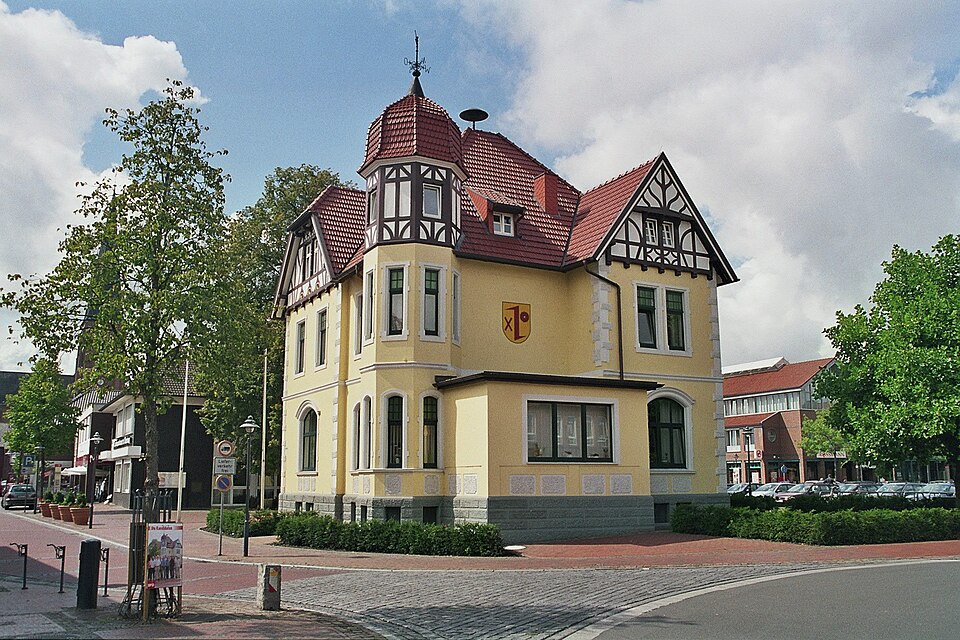 Umzug von Dinklage nach Zypern per Container: Rathaus Dinklage – Foto: Gross atuin (talk · contribs), CC BY-SA 3.0, via Wikimedia Commons Umzug von Dinklage nach Zypern per Container: Rathaus Dinklage