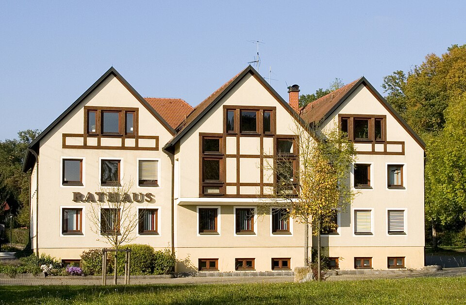 Umzug von Dittelbrunn nach Zypern per Container: Rathaus Gemeinde Dittelbrunn – Foto: Michael Bemmerl, CC BY 3.0 de, via Wikimedia Commons Umzug von Dittelbrunn nach Zypern per Container: Rathaus Gemeinde Dittelbrunn