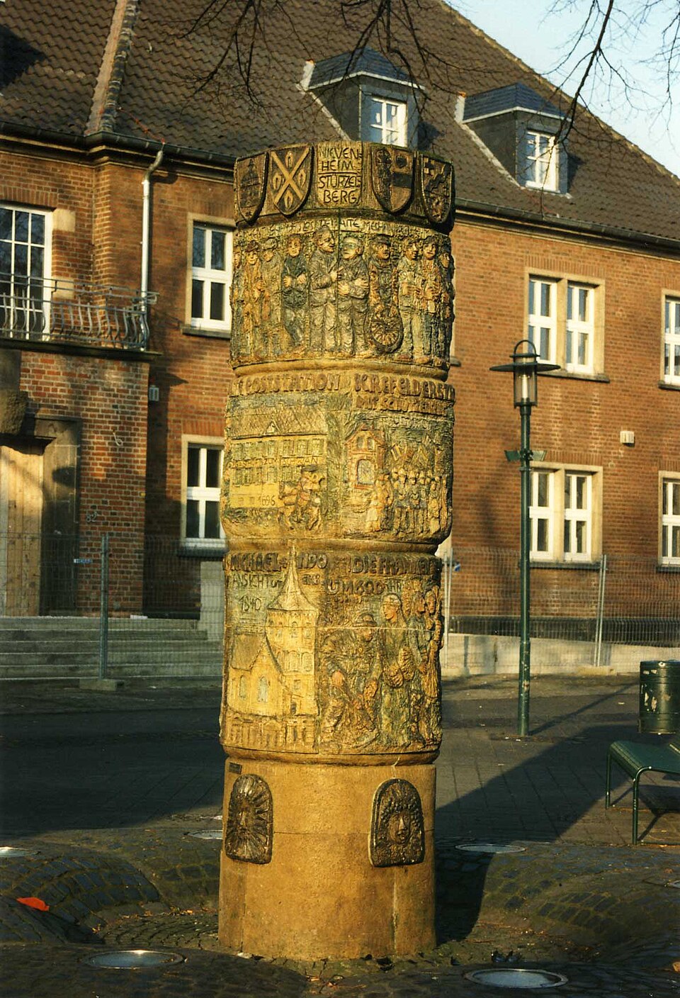 Umzug von Dormagen nach Zypern per Palette: Dormagen Rathausbrunnen – Foto: Gerhard Heeke, CC BY-SA 3.0, via Wikimedia Commons Umzug von Dormagen nach Zypern per Palette: Dormagen Rathausbrunnen