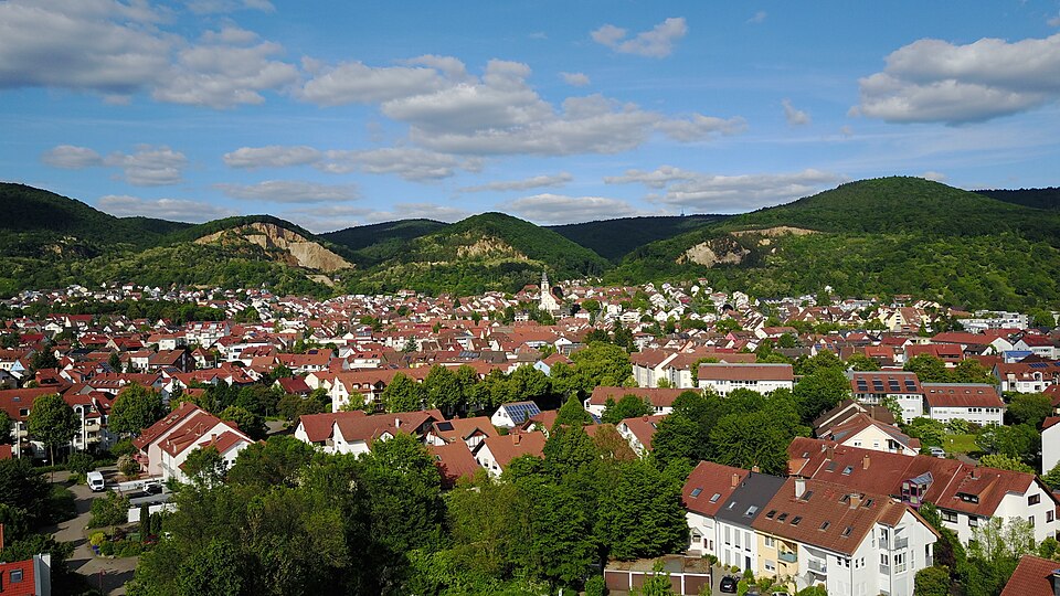 Umzug von Dossenheim nach Zypern per Container: Dossenheim Luftbild von Westen – Foto: Areuland, CC BY-SA 4.0, via Wikimedia Commons Umzug von Dossenheim nach Zypern per Container: Dossenheim Luftbild von Westen
