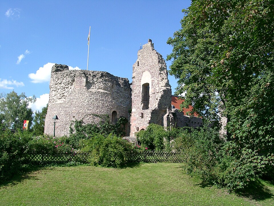 Umzug von Dreieich nach Zypern per Container: Dreieich Dreieichenhain Burg – Foto: Rudolf Stricker, Public domain, via Wikimedia Commons Umzug von Dreieich nach Zypern per Container: Dreieich Dreieichenhain Burg