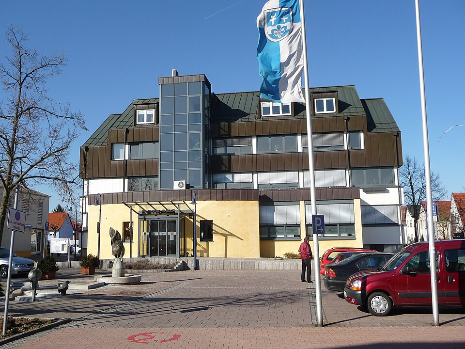 Umzug von Dudenhofen nach Zypern per Container: Rathaus Dudenhofen – Foto: Immanuel Giel, CC BY-SA 3.0, via Wikimedia Commons Umzug von Dudenhofen nach Zypern per Container: Rathaus Dudenhofen