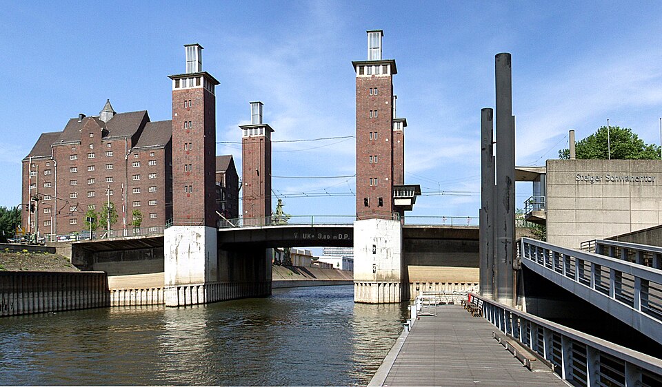 Umzug von Duisburg nach Zypern per Container: Schwanentorbrücke in Duisburg – Foto: Raimond Spekking, CC BY-SA 4.0, via Wikimedia Commons Umzug von Duisburg nach Zypern per Container: Schwanentorbrücke in Duisburg