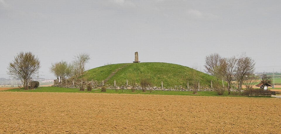 Umzug von Eberdingen nach Zypern per Container: Keltengrabhuegel Hochdorf in Eberdingen – Foto: Detlef Meissner, CC BY 2.5, via Wikimedia Commons Umzug von Eberdingen nach Zypern per Container: Keltengrabhuegel Hochdorf in Eberdingen