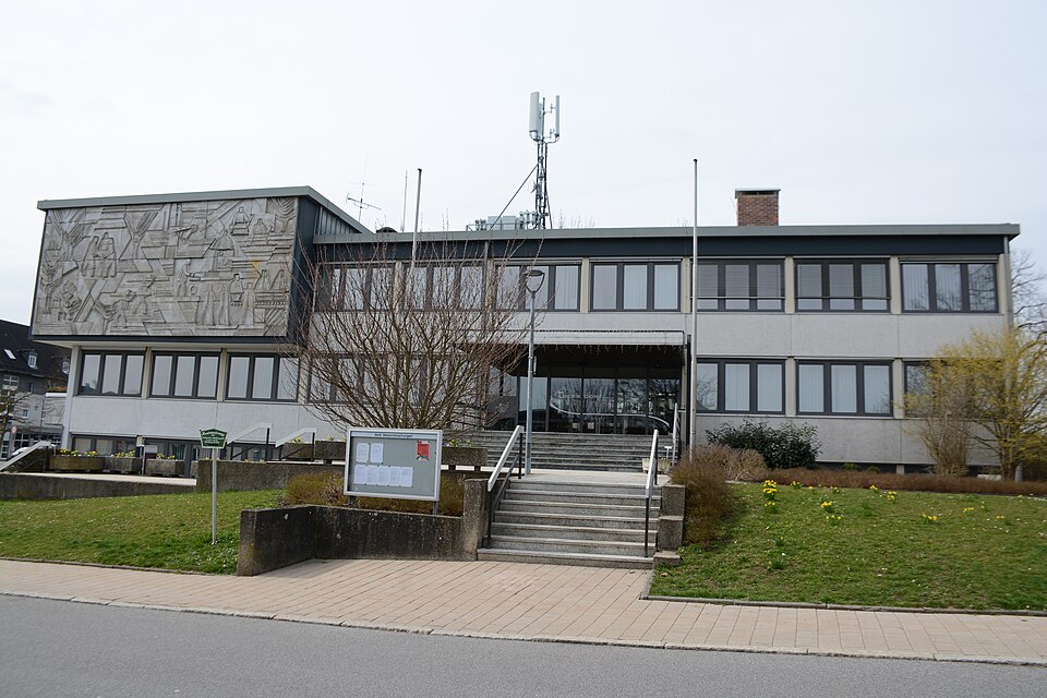 Umzug von Ebersdorf nach Zypern per Container: Rathaus Ebersdorf – Foto: NDG, CC BY-SA 4.0, via Wikimedia Commons Umzug von Ebersdorf nach Zypern per Container: Rathaus Ebersdorf