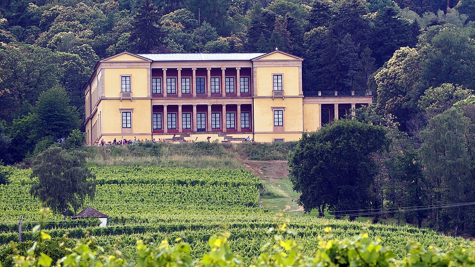 Umzug von Edenkoben nach Zypern per Container: Villa in Edenkoben – Foto: BlueBreezeWiki, CC BY-SA 3.0, via Wikimedia Commons Umzug von Edenkoben nach Zypern per Container: Villa in Edenkoben