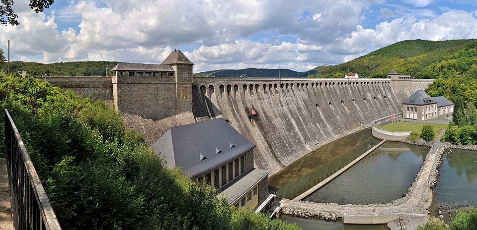 Umzug von Edertal nach Zypern per Container: Edersee, Staumauer, in Edertal – Foto: kaʁstn Disk/Cat, CC BY-SA 3.0 de, via Wikimedia Commons Umzug von Edertal nach Zypern per Container: Edersee, Staumauer, in Edertal