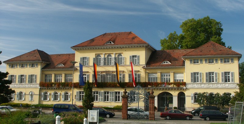 Umzug von Edingen-Neckarhausen nach Zypern per Container: Neckarhausen schloss frontview in Edingen-Neckarhausen