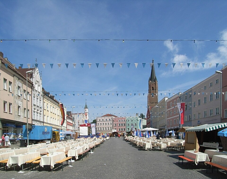 Umzug von Eggenfelden nach Zypern per Container: Stadtplatz – Foto: Konrad Lackerbeck, CC BY 3.0, via Wikimedia Commons Umzug von Eggenfelden nach Zypern per Container: Stadtplatz