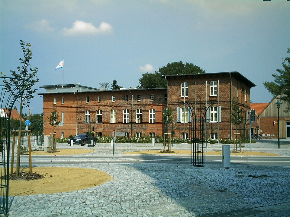 Umzug von Eggesin nach Zypern per Container: Eggesin Rosengarten und Rathaus – Foto: Thomas Böhme, Public domain, via Wikimedia Commons Umzug von Eggesin nach Zypern per Container: Eggesin Rosengarten und Rathaus