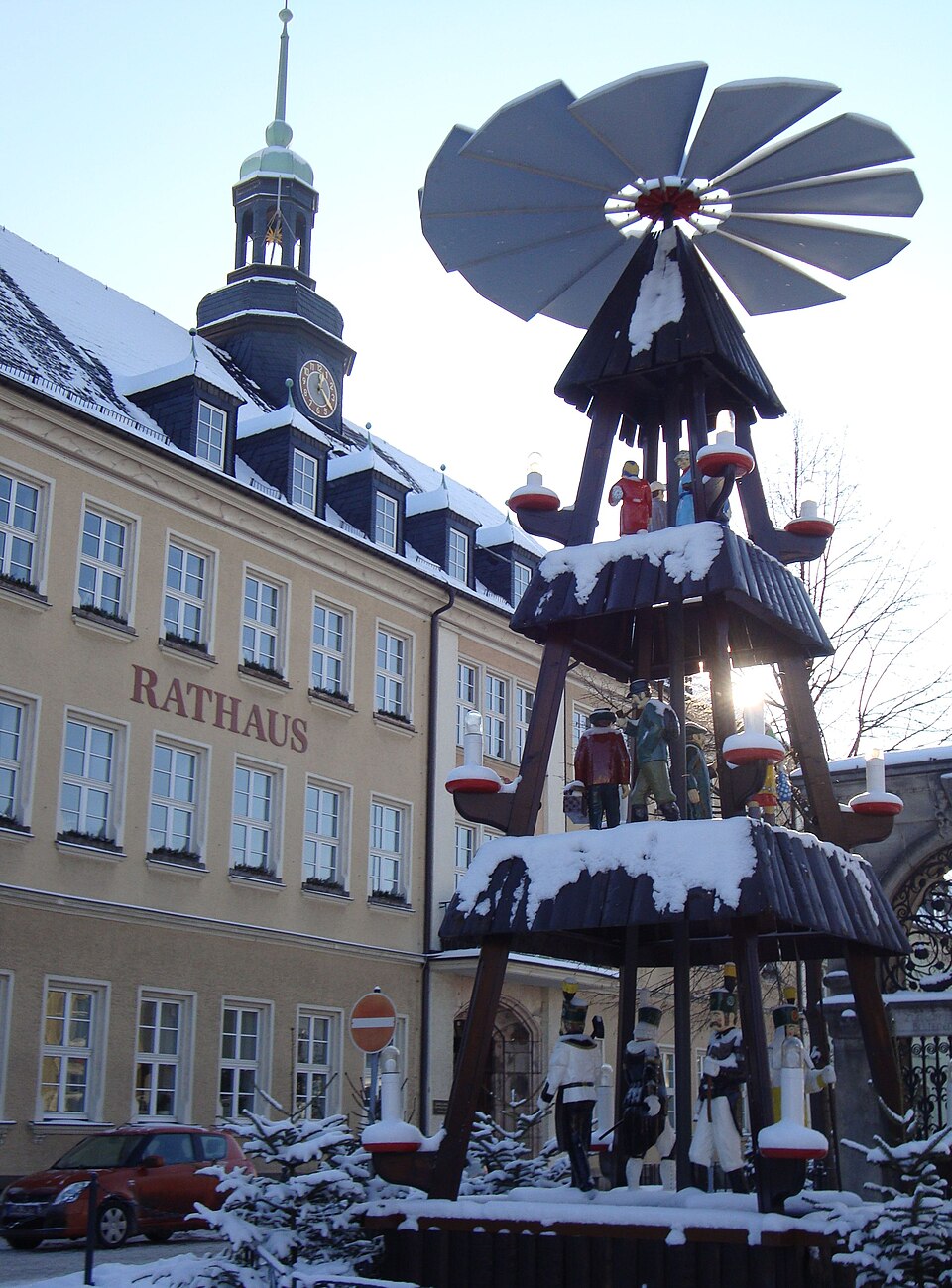 Umzug von Ehrenfriedersdorf nach Zypern per Container: Pyramide Ehrenfriedersdorf – Foto: Miebner, CC BY-SA 3.0, via Wikimedia Commons Umzug von Ehrenfriedersdorf nach Zypern per Container: Pyramide Ehrenfriedersdorf