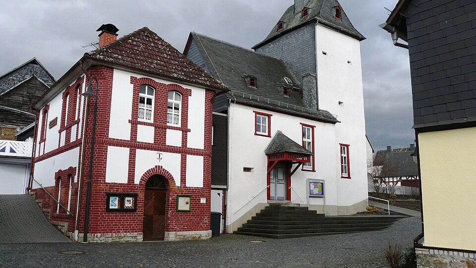 Umzug von Ehringshausen nach Zypern per Container: Backhaus und Kirche Niederlemp in Ehringshausen – Foto: Philipp Trümper, CC BY 3.0, via Wikimedia Commons Umzug von Ehringshausen nach Zypern per Container: Backhaus und Kirche Niederlemp in Ehringshausen