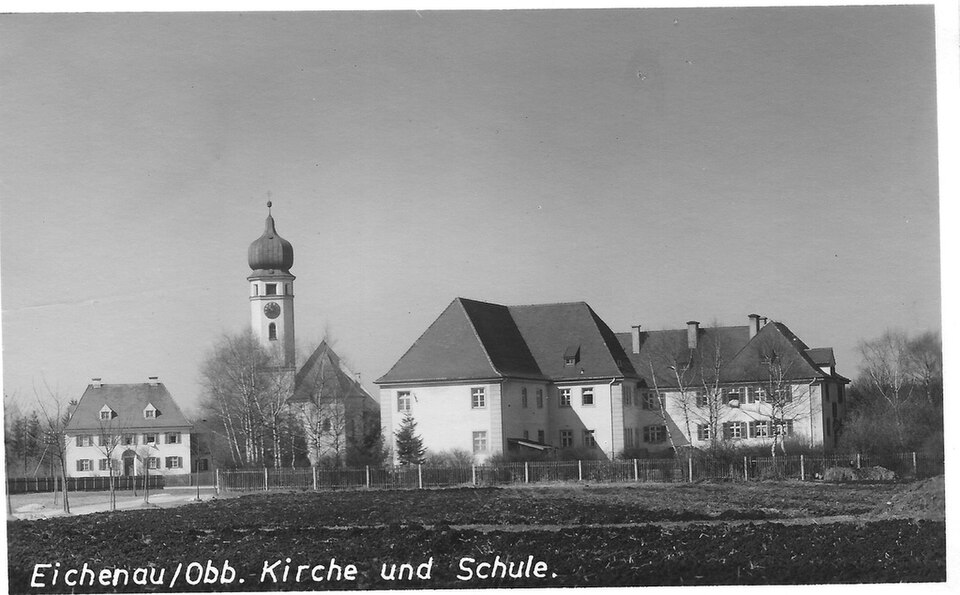 Umzug von Eichenau nach Zypern per Container: Schule und Kirche in Eichenau – Foto: unknown postcard, Public domain, via Wikimedia Commons Umzug von Eichenau nach Zypern per Container: Schule und Kirche in Eichenau