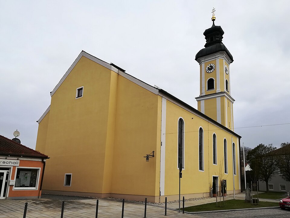 Umzug von Eichendorf nach Zypern per Container: St. Martin Eichendorf – Foto: H.Helmlechner, CC BY-SA 4.0, via Wikimedia Commons Umzug von Eichendorf nach Zypern per Container: St. Martin Eichendorf