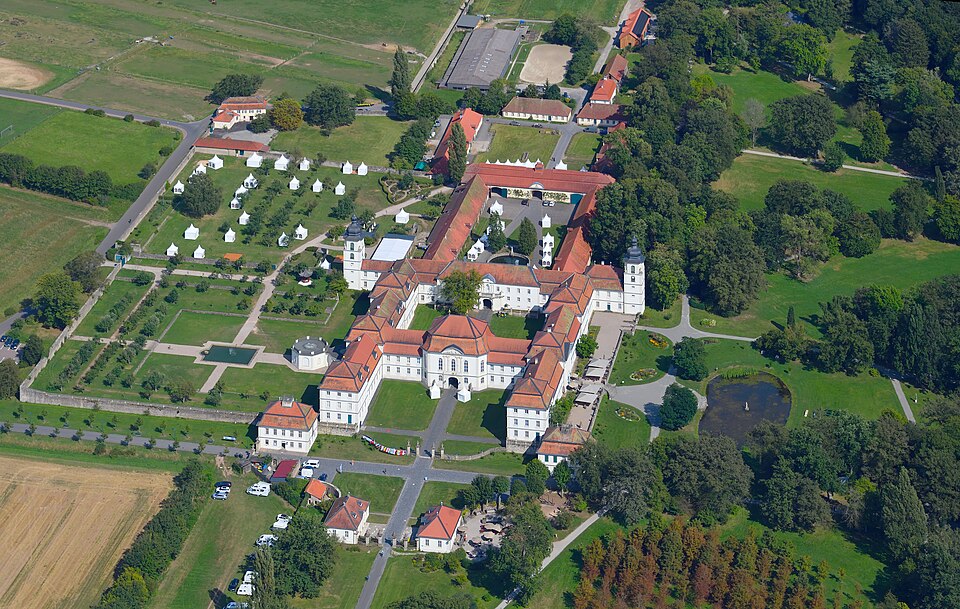 Umzug von Eichenzell nach Zypern per Container: Aerial image of Schloss Fasanerie (view from the west) in Eichenzell