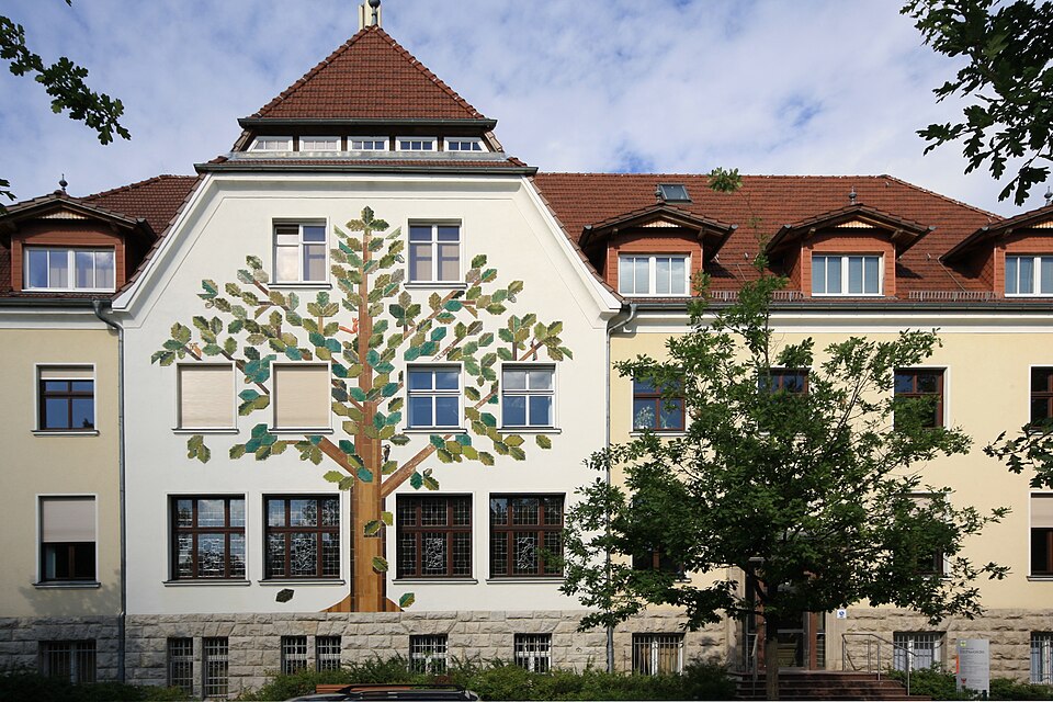 Umzug von Eichwalde nach Zypern per Container: Eichwalde Rathaus – Foto: Kuli, CC0, via Wikimedia Commons Umzug von Eichwalde nach Zypern per Container: Eichwalde Rathaus